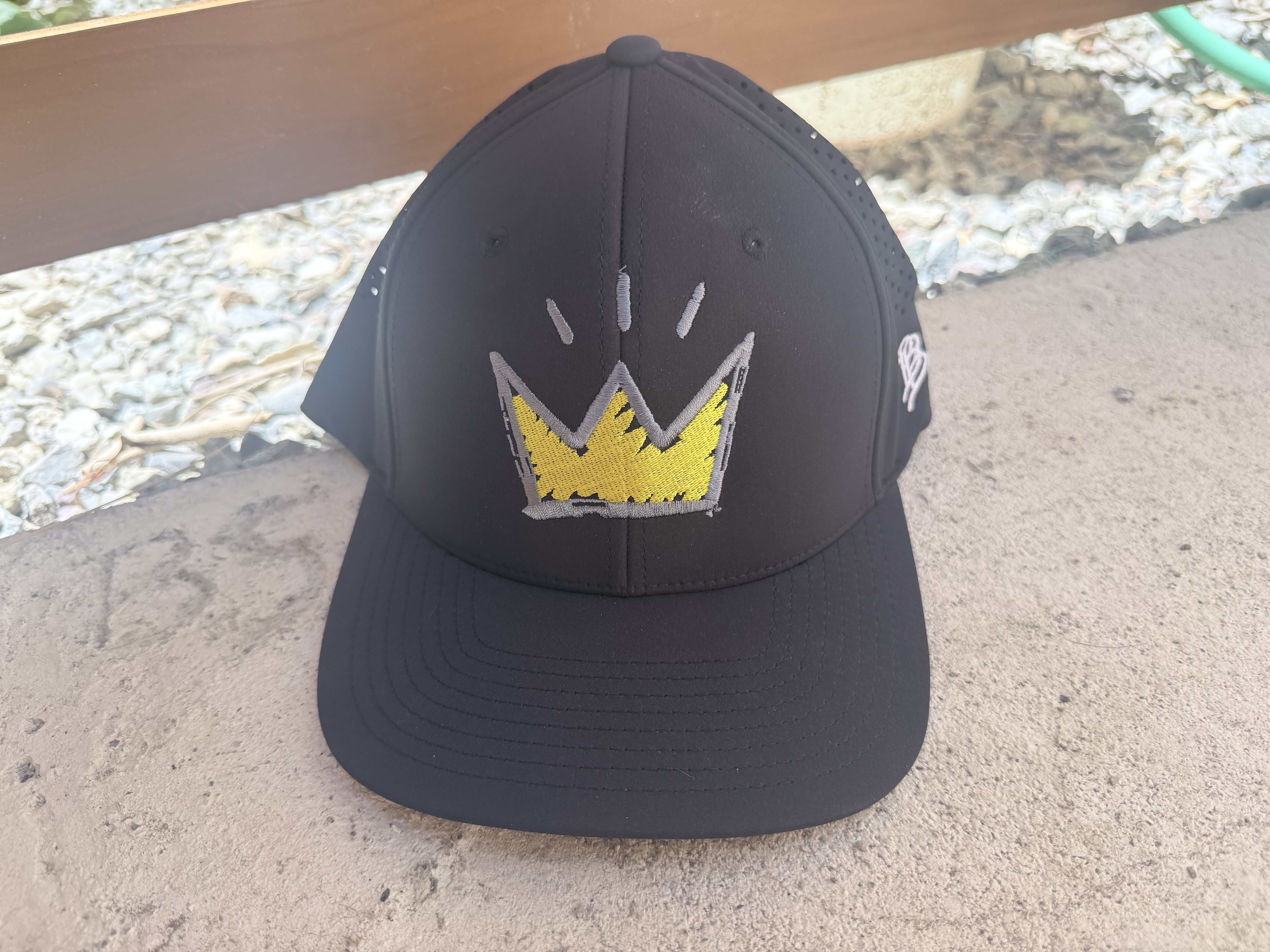 Black crown embroidered hat