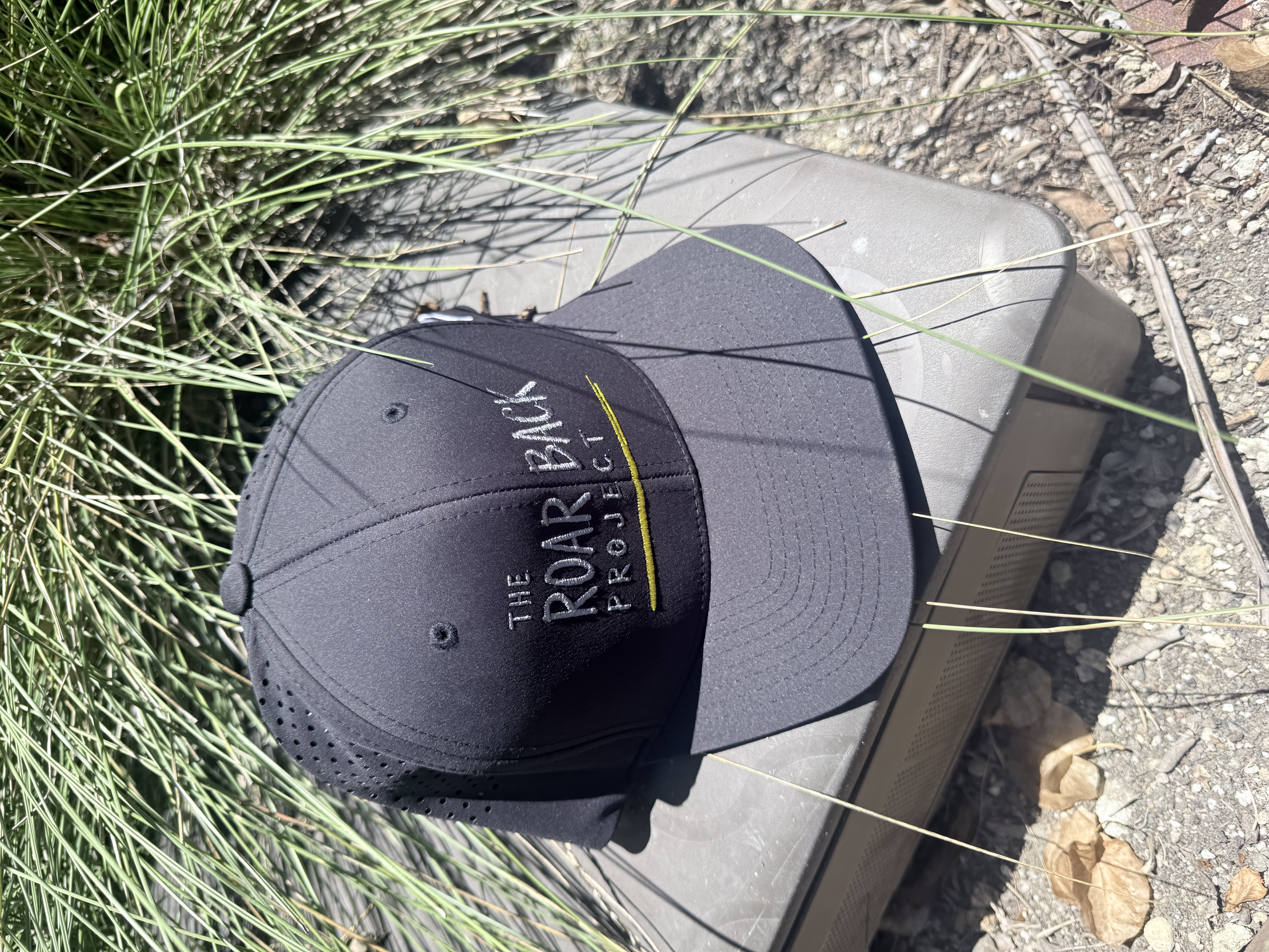 Black Roar Back hat